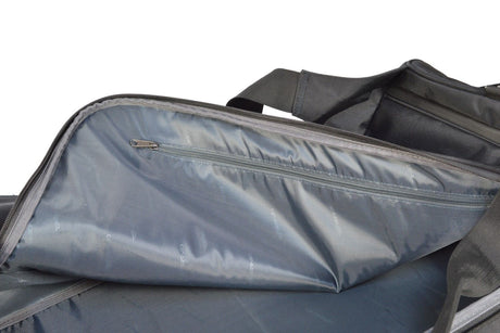 Detail einer offenen Car-Bags Sporttasche mit Reißverschlusstasche für organisierte Aufbewahrung.