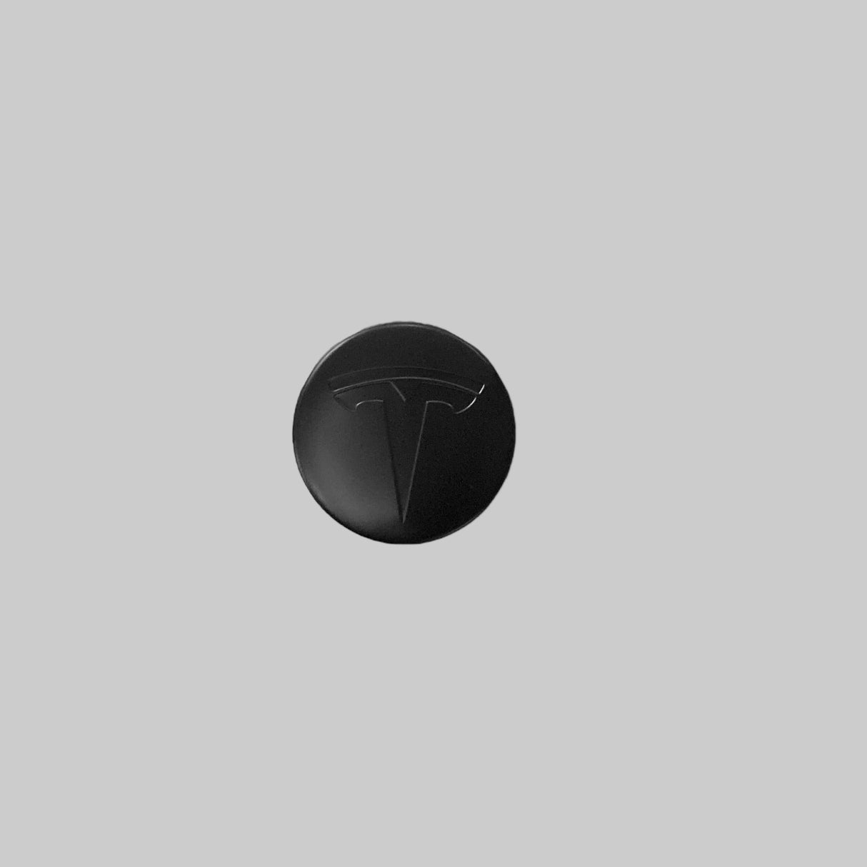 Mittelkappe mit einem schwarzen Tesla-Logo