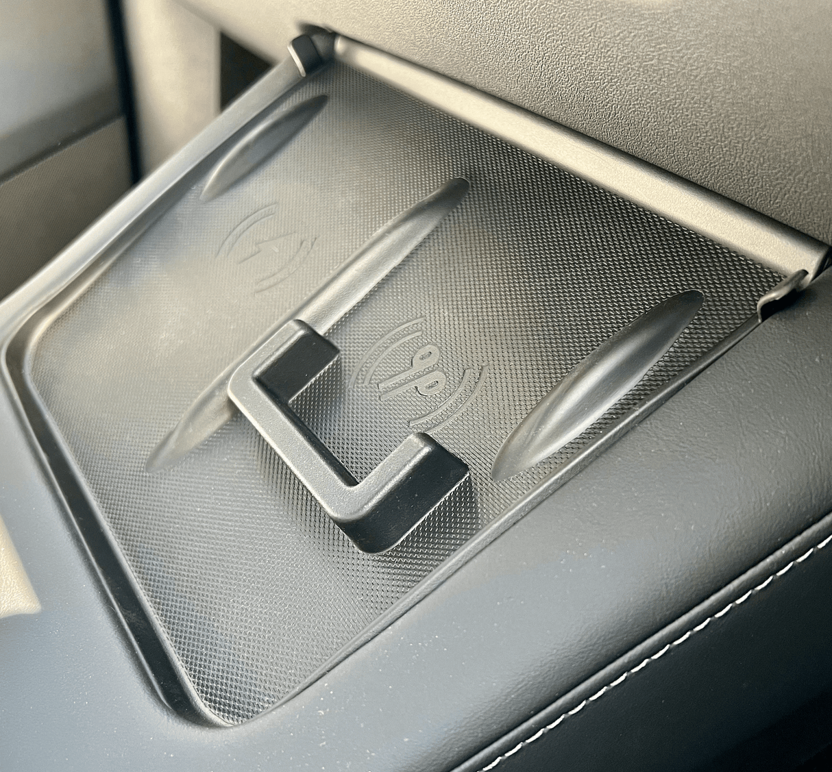 Cover für kabelloses Ladegerät (Smartphone + AirPod) für Tesla Model 3/Y
