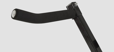 Der Griff zum Festhalten eines Fahrrads am Fahrradträger