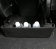 Teile zur Aufbewahrung zwischen den Sitzen im Tesla Model Y.