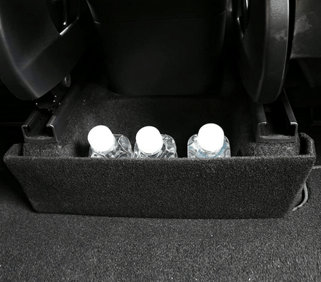 Teile zur Aufbewahrung zwischen den Sitzen im Tesla Model Y.