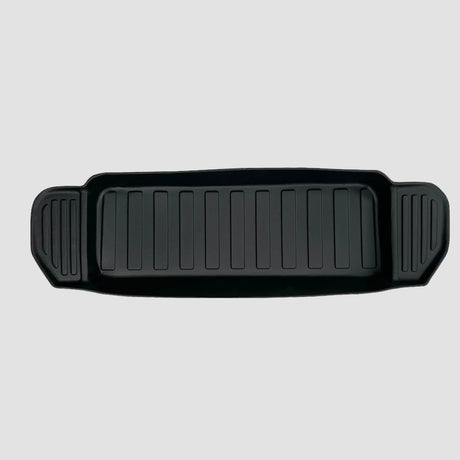 ein Schutz für den Frunk in einem Ford Mach E. Schwarze Farbe