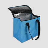 Blaue Kühltasche 12 Liter mit schwarzen Griffen und offenem Reißverschluss, zeigt isolierende Innenauskleidung.