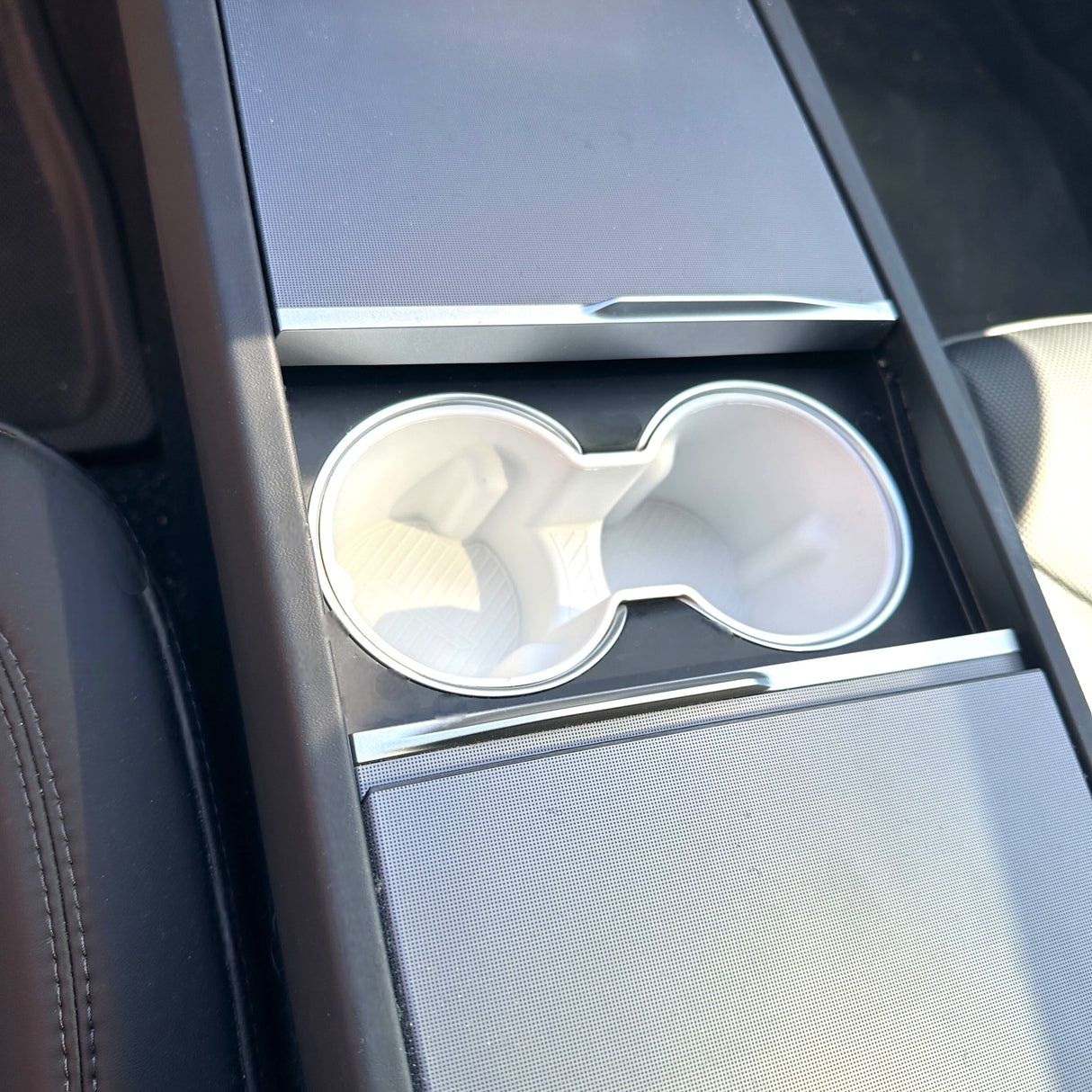 Getränkehalter in der Mittelkonsole des Fahrzeugs, entworfen für Tesla Model 3/Y.