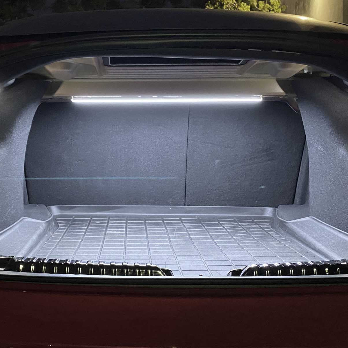 LED-Licht mit 117 Dioden für den Kofferraum. (1248 LUMEN - 12.000 K).