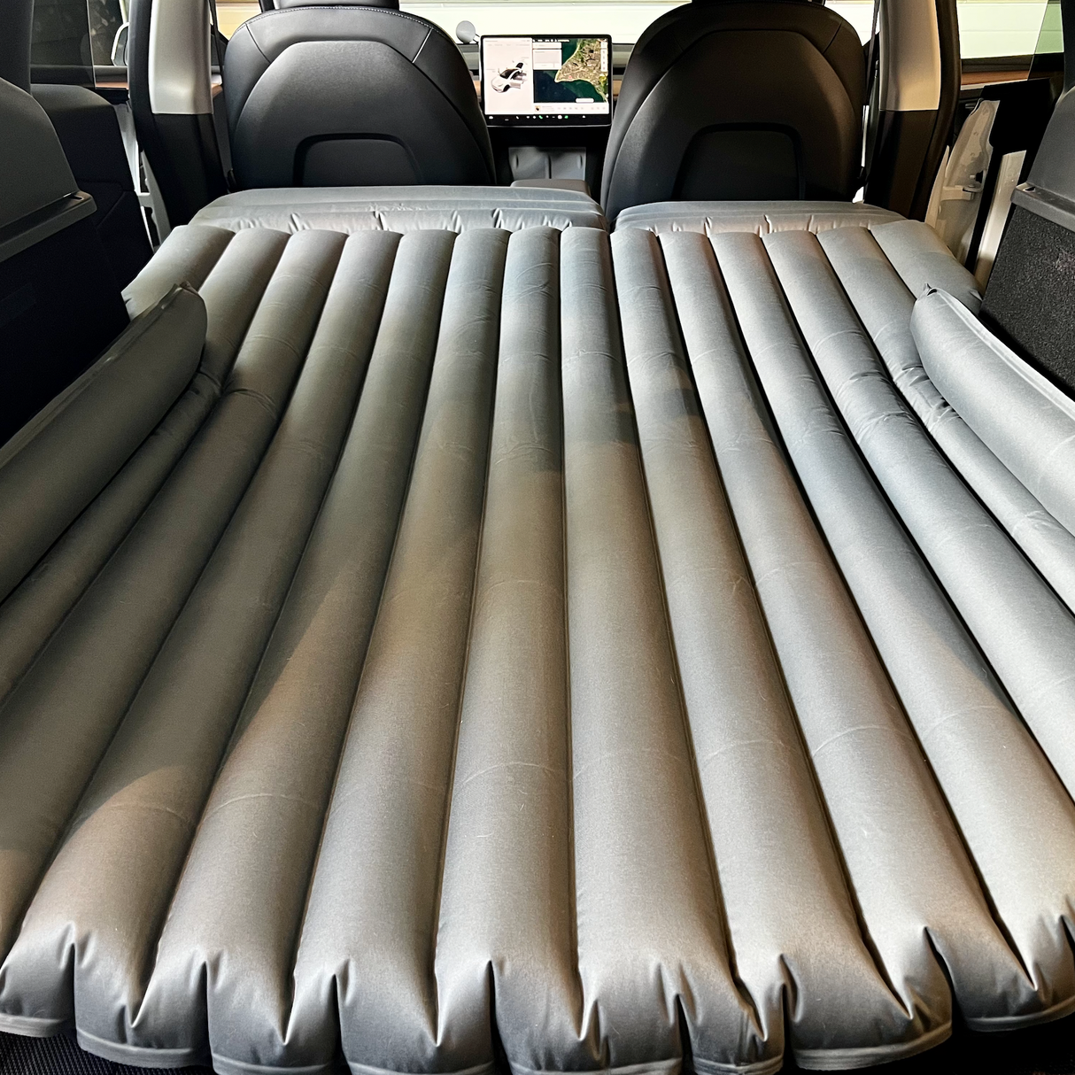 Luftmatratze mit eingebauter 12V-Pumpe, perfekt für Übernachtungen im Tesla Model 3/Y.
