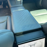 Montierte Armlehnenabdeckung in einem Tesla Model 3 von hinten gesehen