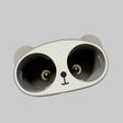 Ein Becherhalter, der wie ein Panda aussieht. Ein lustiger Becherhalter fürs Auto.