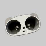 Ein Becherhalter, der wie ein Panda aussieht. Ein lustiger Becherhalter fürs Auto.