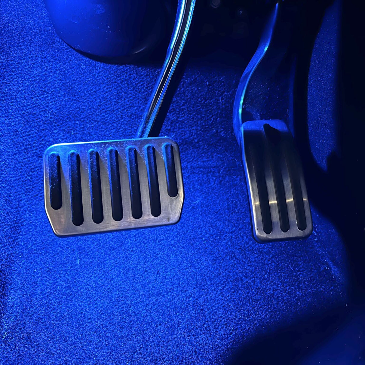 Montiertes Bild mit blauem Licht von Pedalen für Tesla