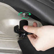 Montage eines Einkaufstütenhakens in einem Tesla Model 3