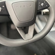 montierter Lenkradschutz in einem Tesla