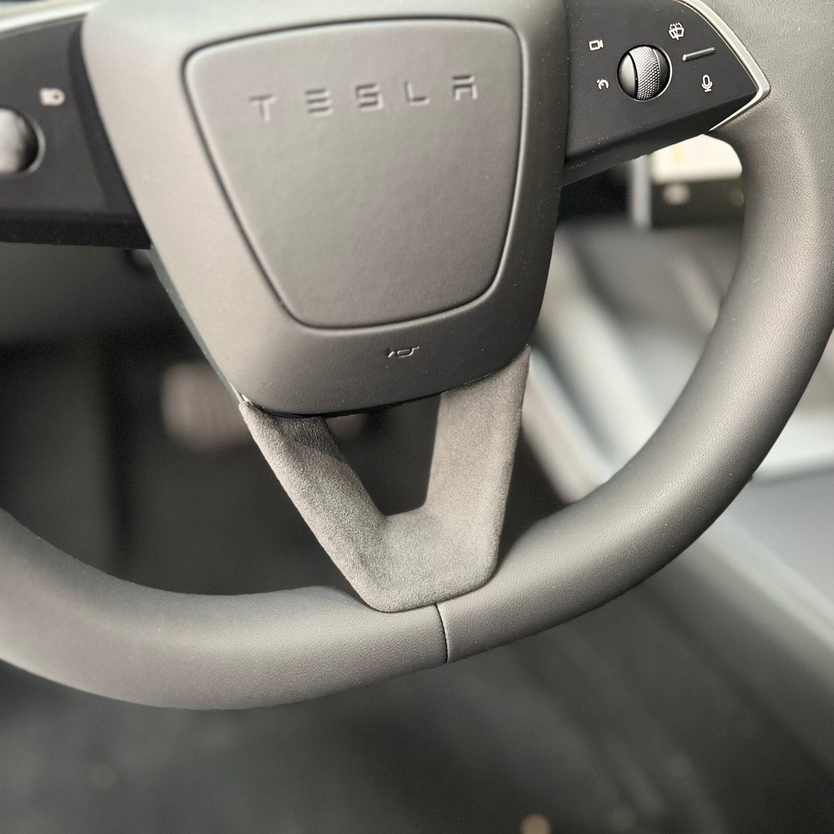 montierter Lenkradschutz in einem Tesla