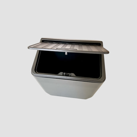 Müllbox für die Rückbank mit offenem Klappdeckel für Tesla Model Y
