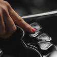 Hand drückt auf S3XY-Taste für Tesla Tesla Autozubehör