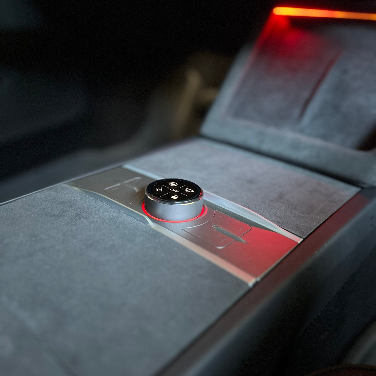 Ein montierter s3xy Knopf in einem Tesla