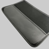 Die Rückseite ist eine Bildschirmabdeckung. Das weiche Textil schützt den Tesla-Bildschirm vor Stößen und Kratzern.
