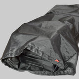 Autotaschen halb geöffnet, zeigen wie viel Platz vorhanden ist