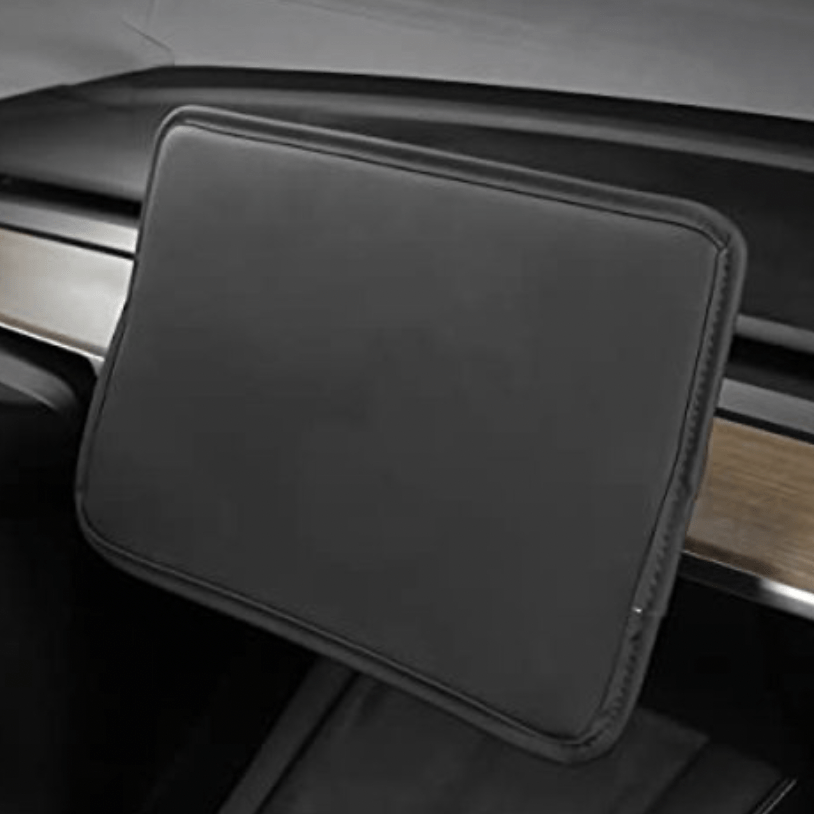 Bildschirmabdeckung für den Bildschirm eines Tesla. Sie ist montiert und bedeckt den Bildschirm.