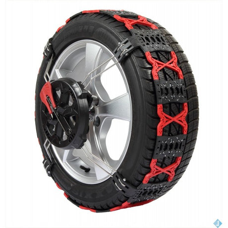 Schneekettensatz mit roten und schwarzen Ketten, montiert auf einem Reifen.