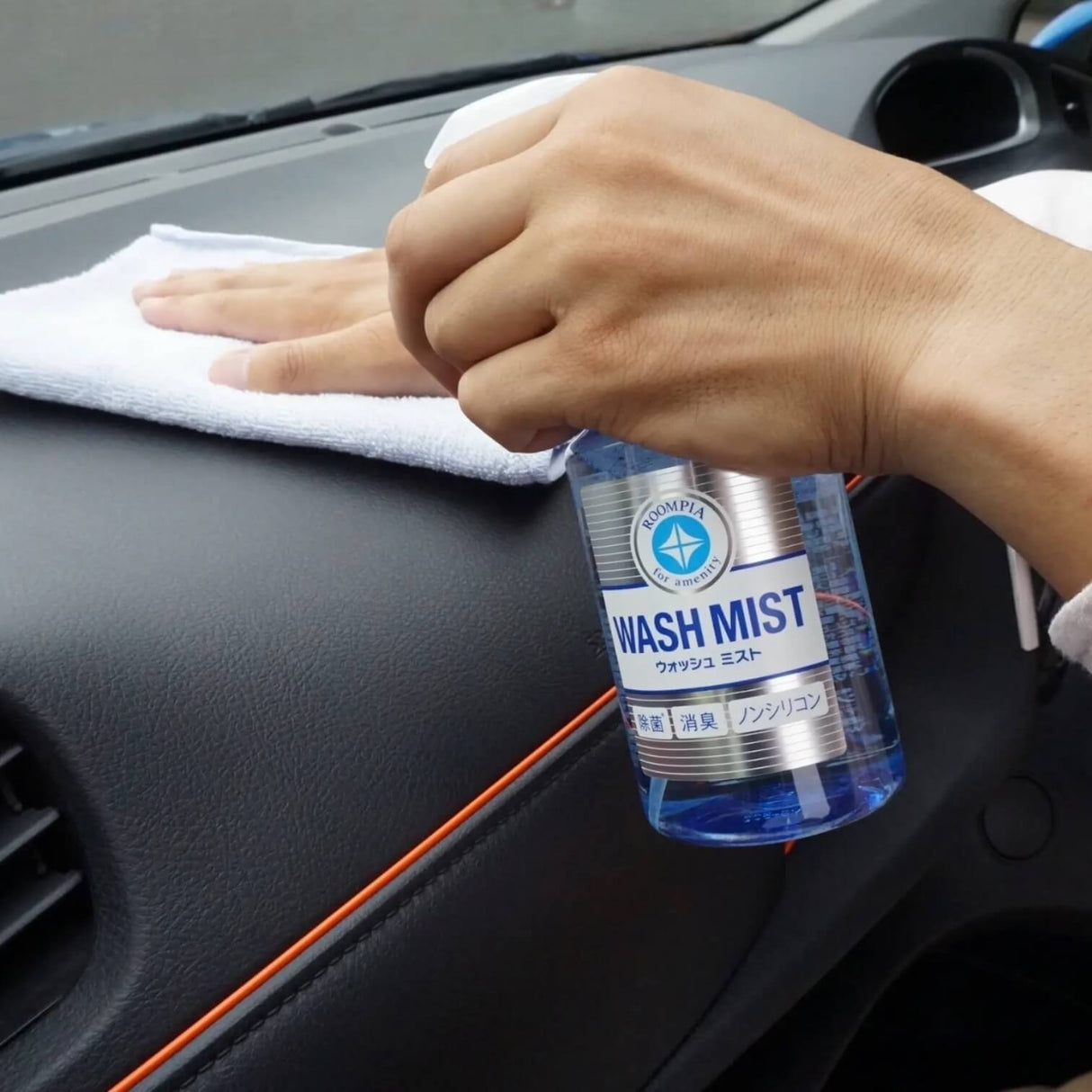 Soft99 Wash Mist Innenraumreiniger wird auf das Armaturenbrett des Autos gesprüht und anschließend abgewischt.
