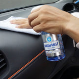 Soft99 Wash Mist Innenraumreiniger wird auf das Armaturenbrett des Autos gesprüht und anschließend abgewischt.