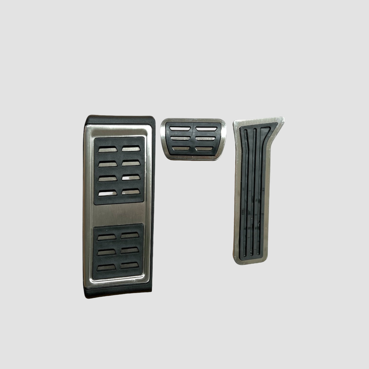 Sportpedale für xpeng g6, von vorne gesehen. Sie haben eine Aluminiumoberfläche und eine schwarze Farbe.