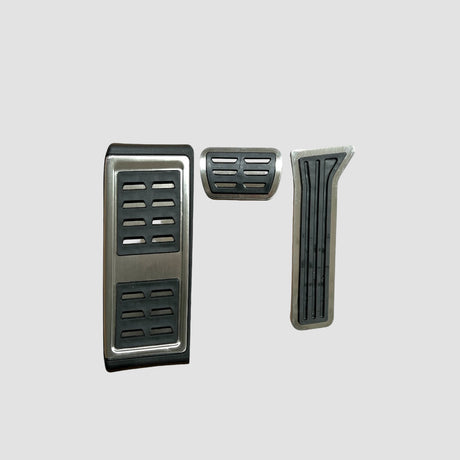 Sportpedale für xpeng g6, von vorne gesehen. Sie haben eine Aluminiumoberfläche und eine schwarze Farbe.