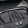 Taschen-Set mit zwei schwarzen Aufbewahrungstaschen im Tesla Model Y Frunk.