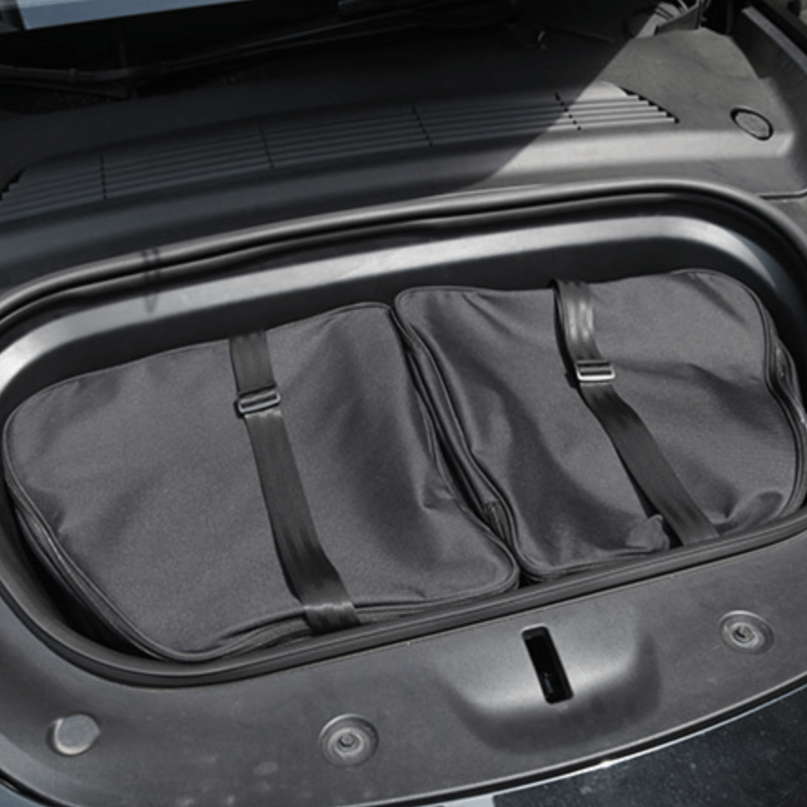 Taschen-Set mit zwei schwarzen Aufbewahrungstaschen im Tesla Model Y Frunk.