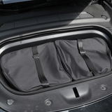 Taschen-Set mit zwei schwarzen Aufbewahrungstaschen im Tesla Model Y Frunk.