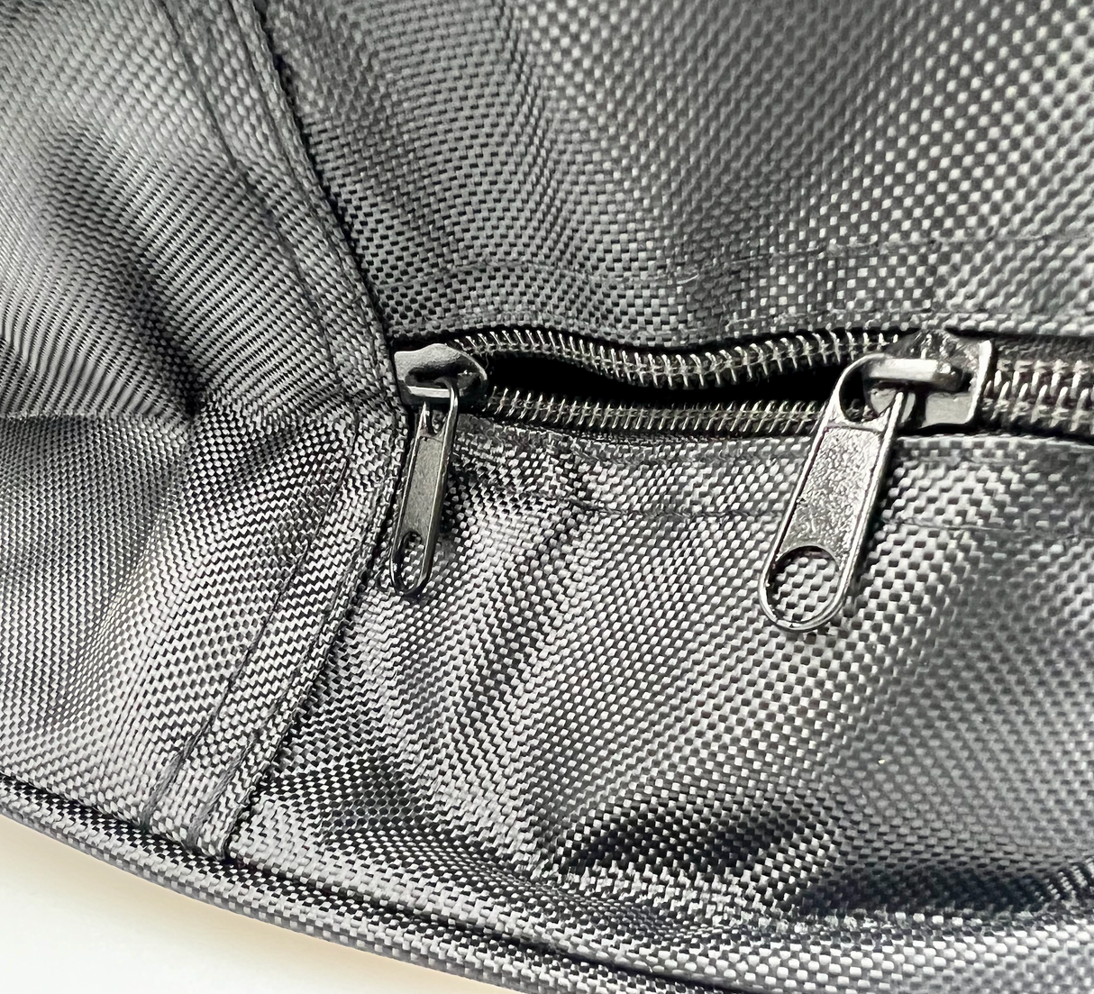 Details einer schwarzen Aufbewahrungstasche für Ladekabel mit Reißverschluss