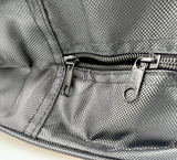 Details einer schwarzen Aufbewahrungstasche für Ladekabel mit Reißverschluss