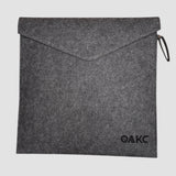 Graue Filztasche für Klapptisch mit OAKC-Logo
