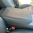 Montierte Armlehnenabdeckung in einem Tesla Model 3