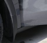 Schmutzfänger am Tesla Model Y von der Seite gesehen.