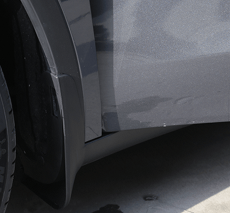 Schmutzfänger am Tesla Model Y von der Seite gesehen.