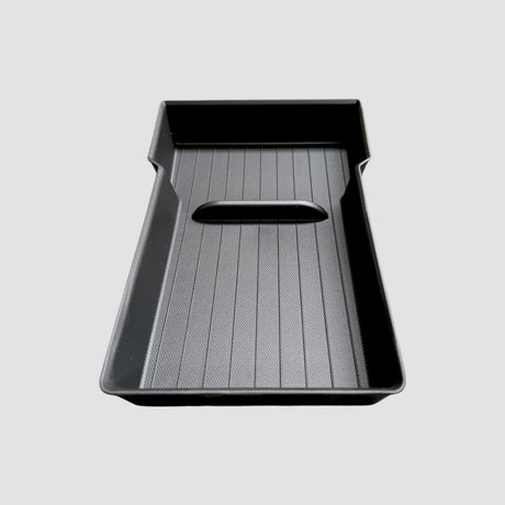 Schwarze Aufbewahrungsbox für die Armlehne, entworfen für Tesla Model Y Juniper, auf grauem Hintergrund gezeigt.