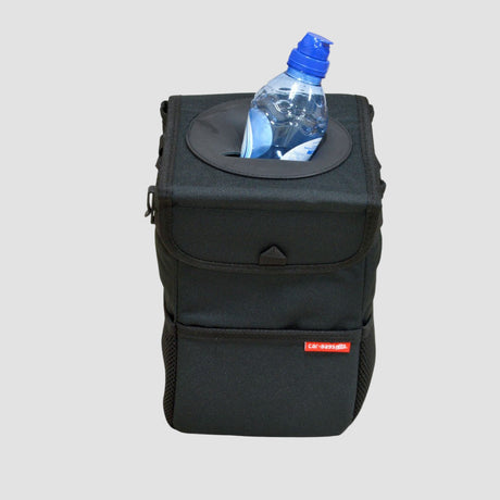Mülleimer für das Auto von Car-Bags mit einer Plastikflasche oben drauf.