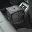 Schwarzer Automüllbehälter von Car-Bags, montiert auf dem Rücksitz eines Autos.
