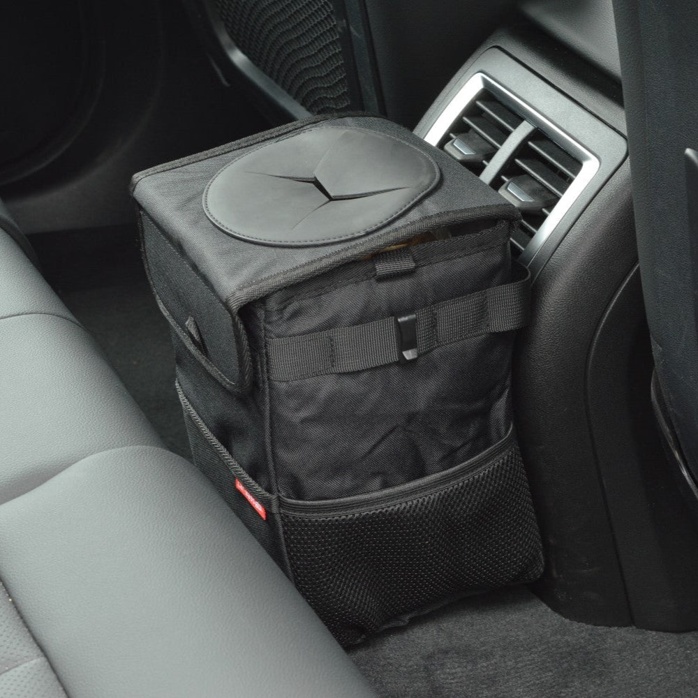 Schwarzer Automüllbehälter von Car-Bags, montiert auf dem Rücksitz eines Autos.