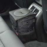 Schwarzer Automüllbehälter von Car-Bags, montiert auf dem Rücksitz eines Autos.