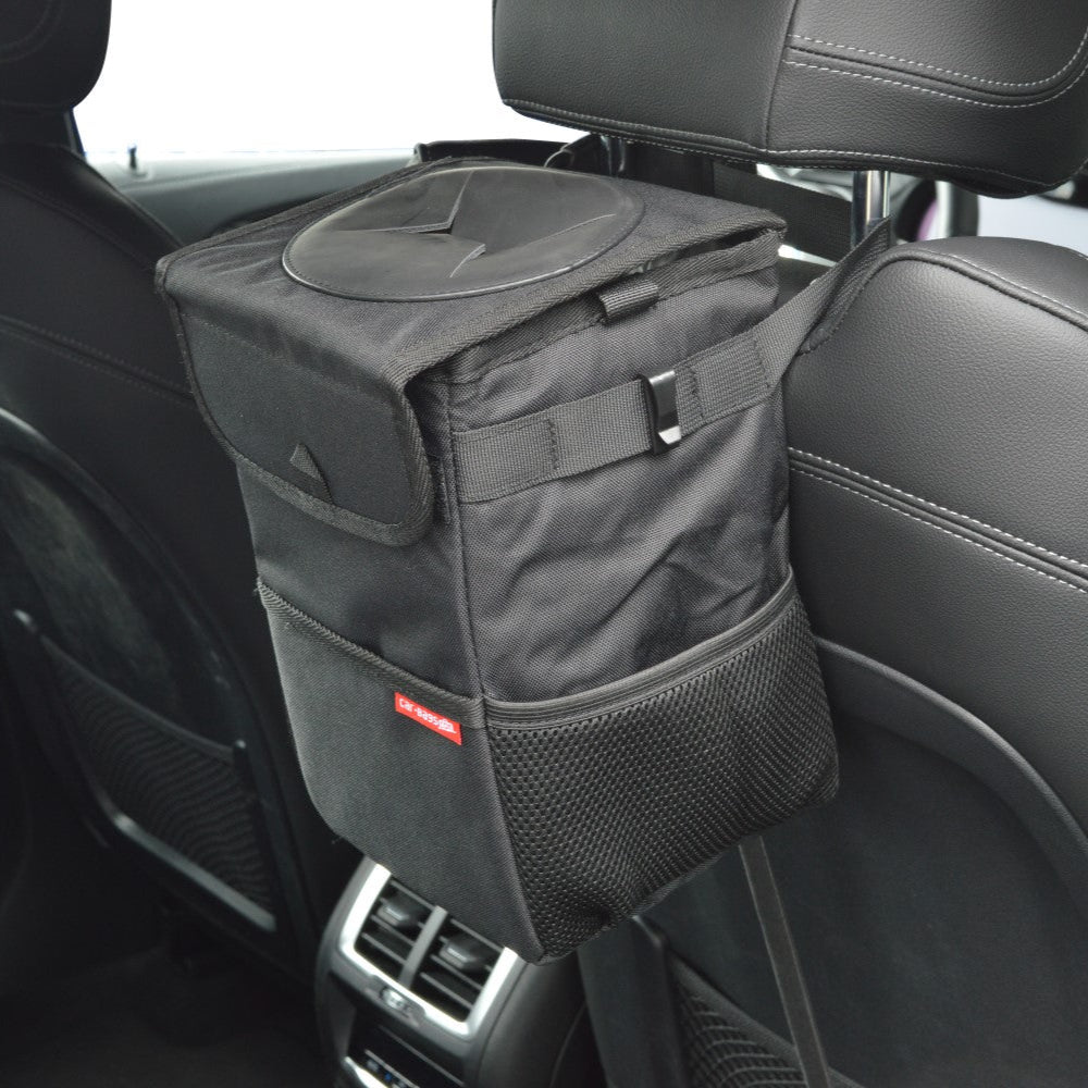 Mülleimer von Car-Bags auf dem Rücksitz eines Autos montiert
