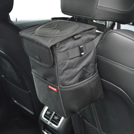 Mülleimer von Car-Bags auf dem Rücksitz eines Autos montiert