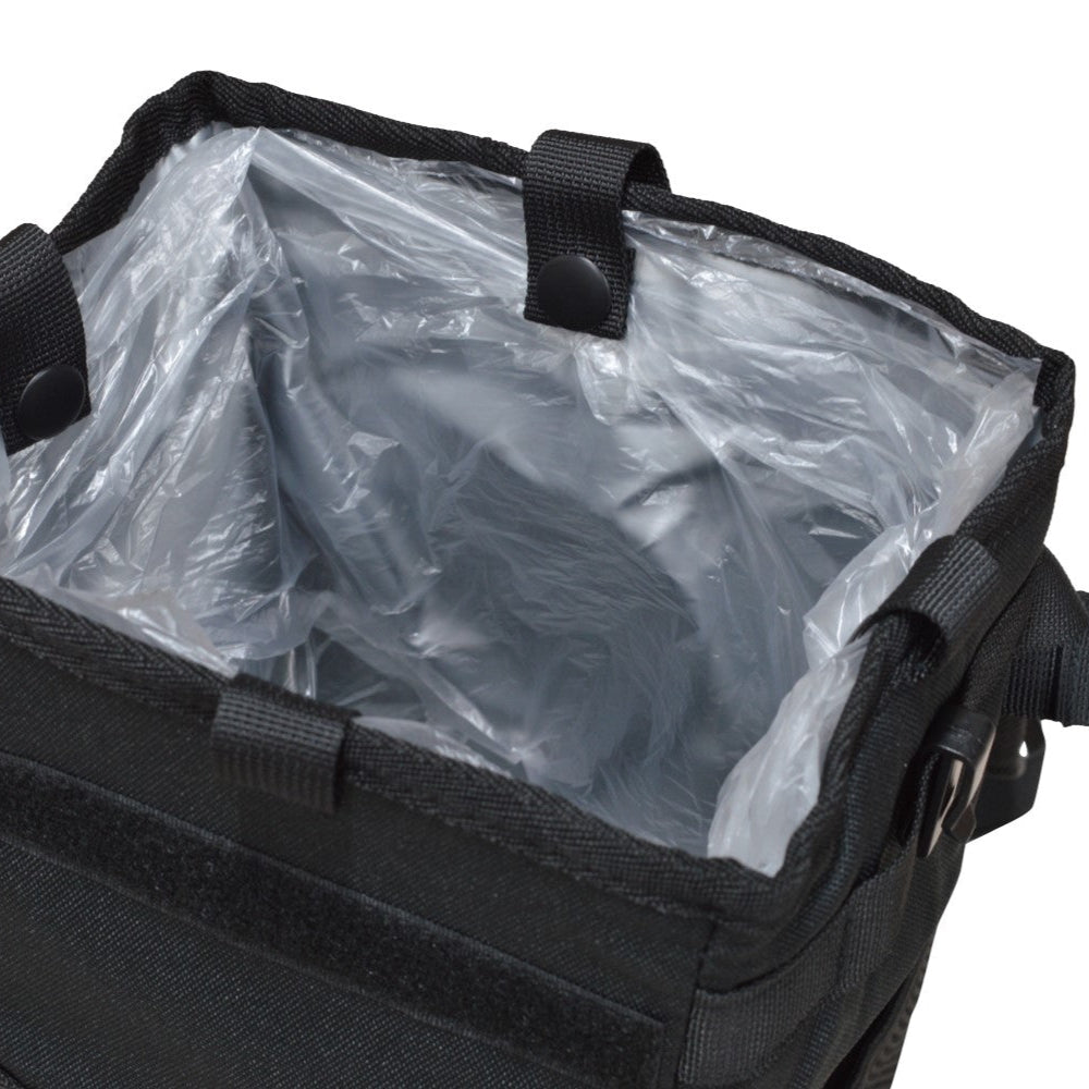 Offener Mülleimer. In der Tasche befindet sich ein Beutel, damit der Müll den Stoff nicht abnutzt.
