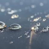 Wassertropfen auf wasserabweisender Autoabdeckung für XPENG G6, die den Schutz des Materials zeigt.