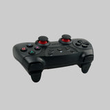 Drahtloser Controller von hinten gesehen. Die Farbe ist schwarz mit etwas Rot. Kann in Tesla-Fahrzeugen verwendet werden.