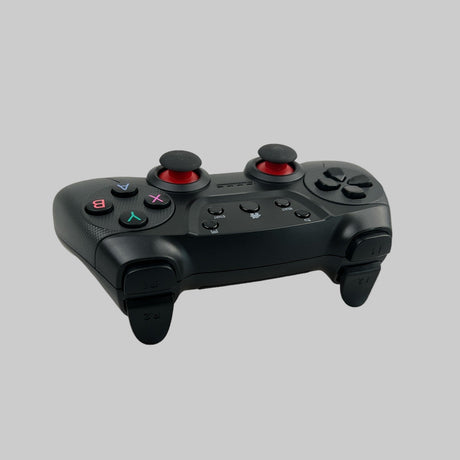 Drahtloser Controller von hinten gesehen. Die Farbe ist schwarz mit etwas Rot. Kann in Tesla-Fahrzeugen verwendet werden.
